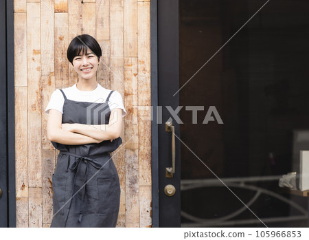 在一家咖啡館工作的員工 105966853