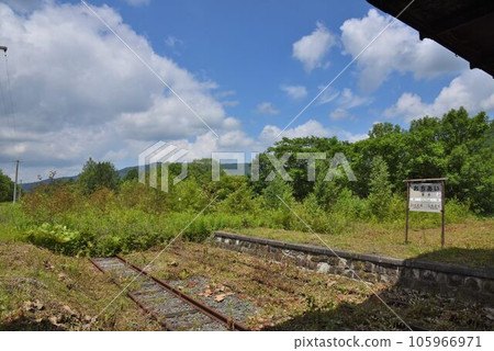 根室幹線停運區間落合站去年夏天的風景 105966971