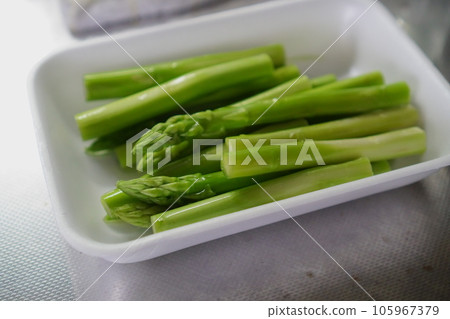 asparagus for barbecue 105967379