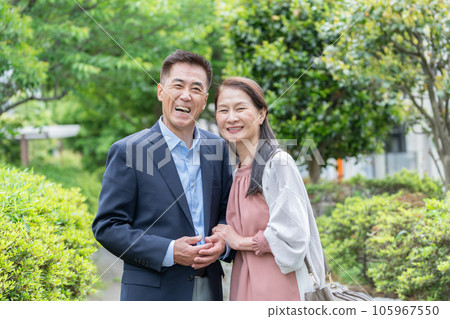 新鮮的綠色和年長夫婦 105967550