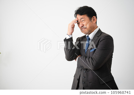 一個頭疼的中年男人商業形象 105968741