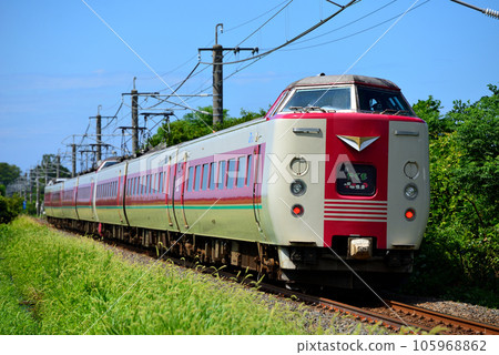 Series 381 L Limited Express Yakumo 7 both running on the line 105968862