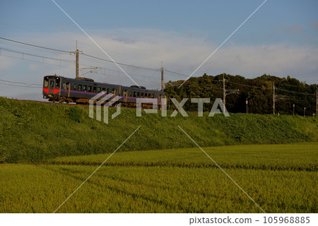 山陰本線運行的2輛Kiha 126系普通列車 山陰本線運行的2輛Kiha 126系普通列車 105968885