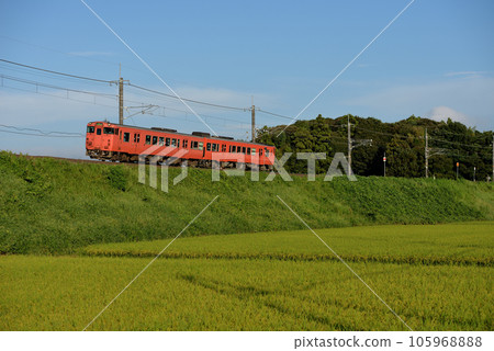 Two Kiha 47 series ordinary trains running on the San-In Line Two Kiha 47 series ordinary trains running on the San-In Line 105968888