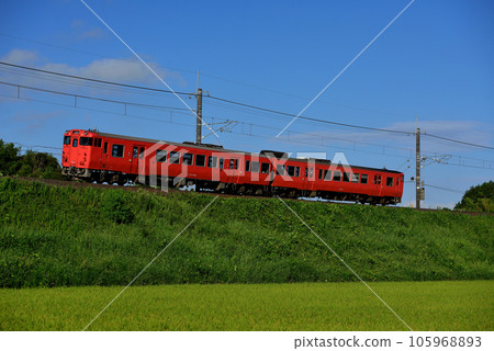 Two Kiha 47 series local trains running on the Sanin Main Line (vivid style) 105968893