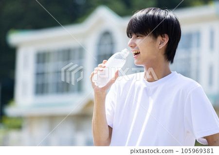 student hydrating 105969381