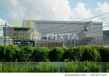 夏季雷雨雲和綠色工廠 夏季雷雨雲和綠色工廠 105971524