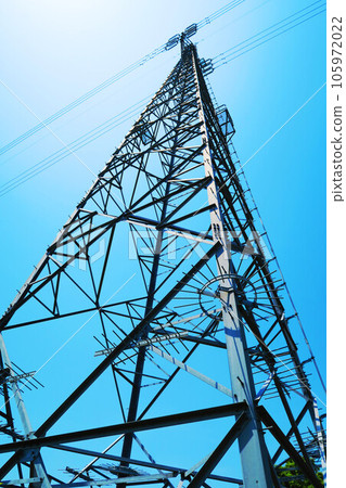 鋼塔，電源線和藍天的景觀 105972022