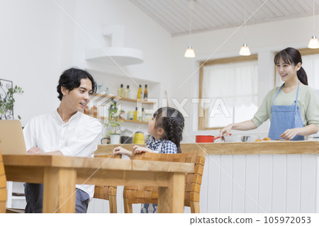 孩子和在家工作的爸爸說話 105972053