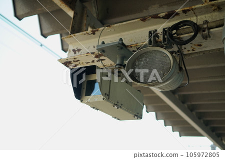 安裝在車站天花板上的安全攝像頭和引導揚聲器 安裝在車站天花板上的安全攝像頭和引導揚聲器 105972805