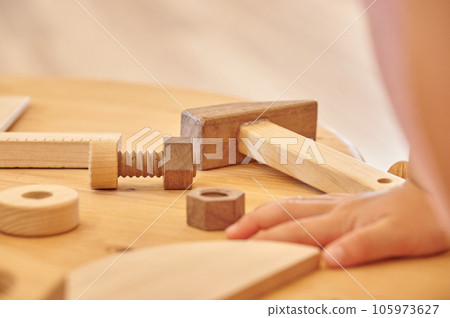 Children playing with wooden toys, infants, child-rearing, intellectual training 105973627