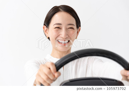 方向盤駕駛汽車的女人 方向盤駕駛汽車的女人 105973702