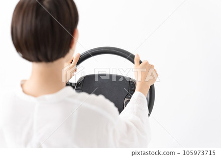 方向盤駕駛汽車的女人 方向盤駕駛汽車的女人 105973715