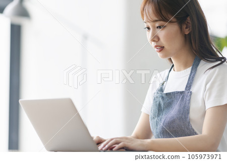 Personal computer young lady Personal computer young lady 105973971