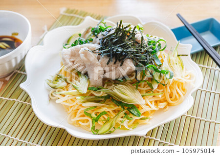 配料豐富的漏勺拉麵 105975014