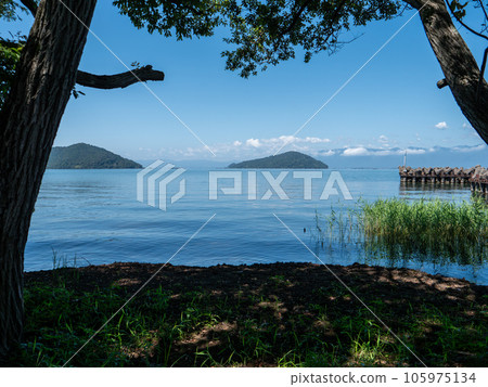 夏天的琵琶湖風景 從東近江市岸邊眺望衝島 滋賀縣東近江市 夏天的琵琶湖風景 從東近江市岸邊眺望衝島 滋賀縣東近江市 105975134