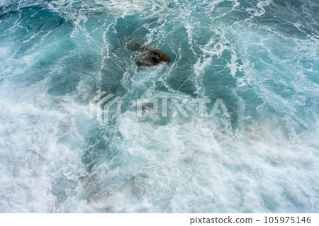 Transparent sea 105975146