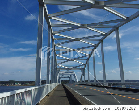 Touring on the shores of Lake Kitaura on a quiet autumn day. There were few people coming and going and I enjoyed my time to my heart's content. 105975298
