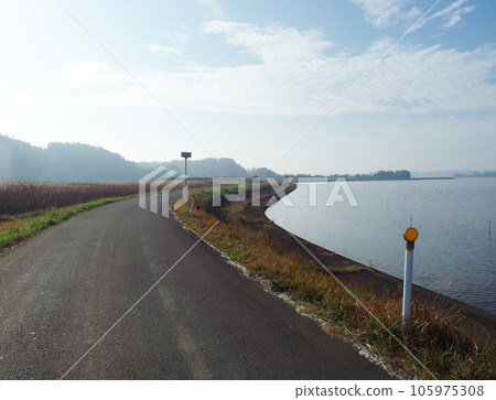 Touring on the shores of Lake Kitaura on a quiet autumn day. There were few people coming and going and I enjoyed my time to my heart's content. Touring on the shores of Lake Kitaura on a quiet autumn day. There were few people coming and going and I enjoyed my time to my heart's content. 105975308
