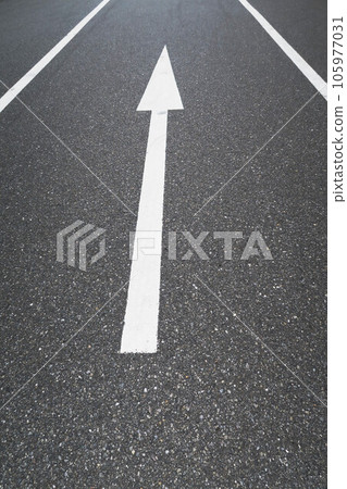 柏油路上顯示的白色箭頭景觀 柏油路上顯示的白色箭頭景觀 105977031