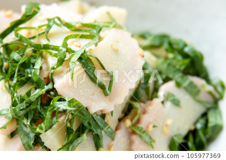 Close-up of kamaboko and perilla with mayonnaise and sesame ponzu sauce. 105977369