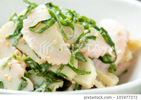 魚糕和紫蘇特寫鏡頭配蛋黃醬和芝麻橙汁。 105977372