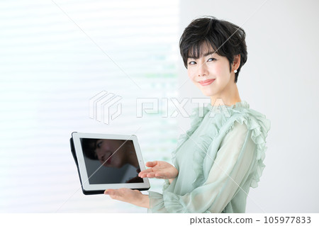 A woman holding a computer and explaining A woman holding a computer and explaining 105977833