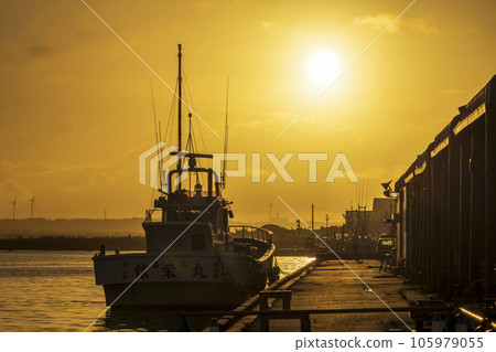 Fishing port dyed in the setting sun 105979055