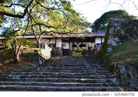 Chikuzen's Little Kyoto Akizuki's Historic Townscape "Akizuki Castle Ruins Nagayamon" 105980750