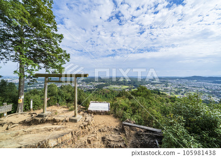 從金刀比羅神社前眺望的日和田山【埼玉縣日高市】 105981438