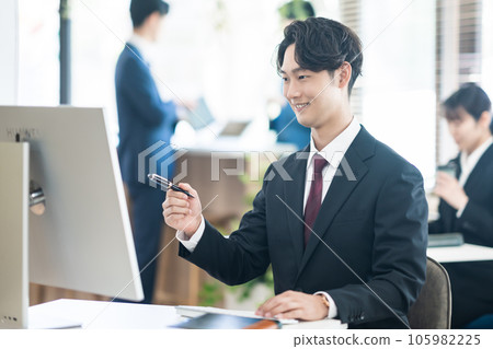 商人一邊看顯示器一邊工作 105982225