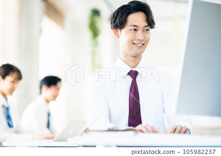 在辦公室工作的衣著輕便的商人 105982237