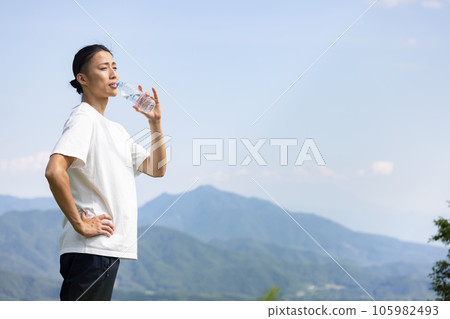 喝塑料瓶水的男人 105982493