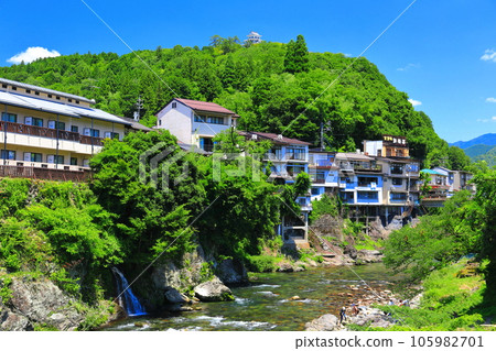 [岐阜縣]吉田川和鮮綠色的郡上八man城 105982701