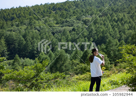 享受攀登的年輕人 105982944