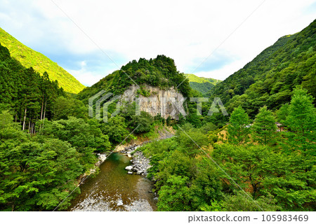 <<Gifu Prefecture>> Kosaka-cho, Gero City Cross-section of the Iwaoritsukyo lava flow that shines in the fresh greenery <<Gifu Prefecture>> Kosaka-cho, Gero City Cross-section of the Iwaoritsukyo lava flow that shines in the fresh greenery 105983469