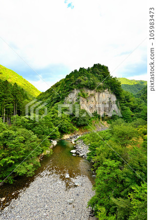 <<Gifu Prefecture>> Kosaka-cho, Gero City Cross-section of the Iwaoritsukyo lava flow that shines in the fresh greenery 105983473