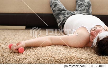 A young man was engaged in fitness at home 105983802