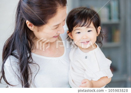 奶奶抱著孩子 奶奶抱著孩子 105983828