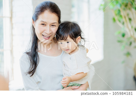 奶奶抱著孩子 105984181