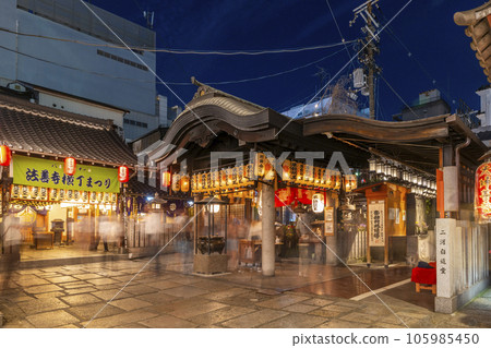 Hozenji Temple at night in Osaka Mizukake Fudoson Hozenji Temple at night in Osaka Mizukake Fudoson 105985450