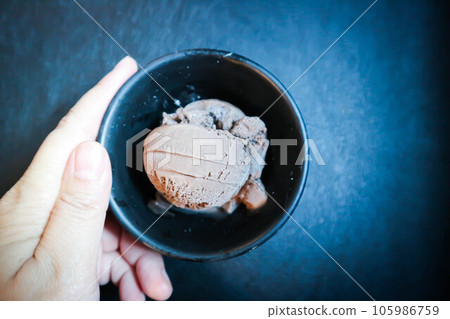 chocolate ice cream, cup of chocolate ice cream chocolate ice cream, cup of chocolate ice cream 105986759