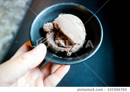 chocolate ice cream, cup of chocolate ice cream 105986760