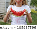 The child stained his clothes with watermelon. 105987596