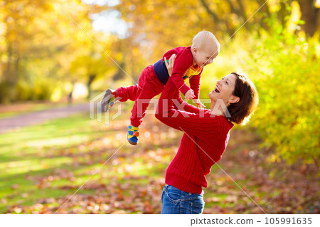 Mother and baby in autumn. Fall outdoor family fun. 105991635