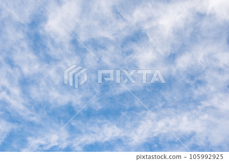 Blue sky with thin clouds [Sky pattern/Lightly cloudy] 105992925