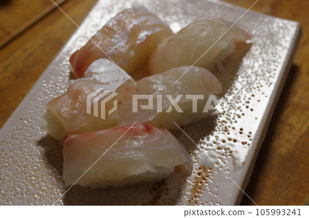 美麗又美味的鯛魚壽司 美麗又美味的鯛魚壽司 105993241