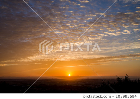 清晨的風景與秋雲[秋天的圖像素材] 105993694