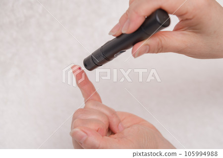 [Diabetes blood sugar level measurement blood and needle] 105994988