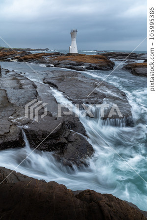 千葉縣南房總市白濱港燈塔的早晨 千葉縣南房總市白濱港燈塔的早晨 105995386
